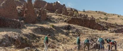 A group of Projects Abroad volunteers out on a dig whilst participating in archaeology volunteering in Peru and gaining work experience. A picture of a group of volunteers from Projects Abroad out on a dig during their archaeology volunteering in Peru.